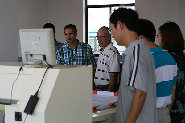 古巴的朋友观看绗缝机工作过程